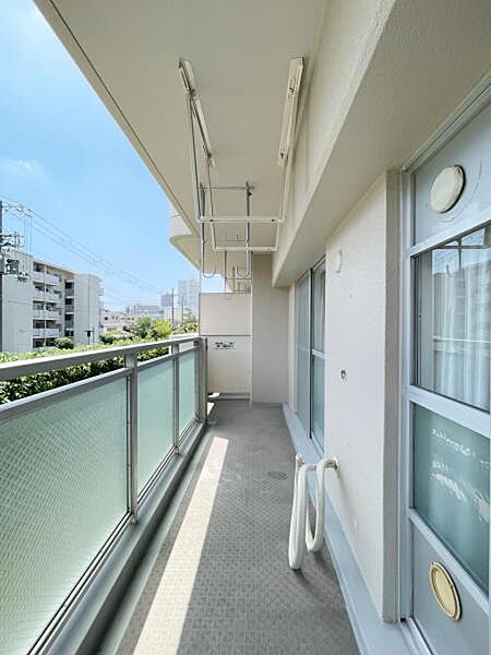 朝の澄んだ空気や、夕方に吹く清々しい風を五感で感じられるバルコニーです♪住まいの中でも本当の自然を感じられるスペースは、日常の中でも大切にしたいものです。四季の移ろいを感じられる心地の良い空間です。