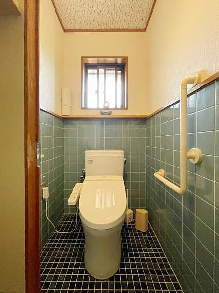 洗浄付き便座が魅力的なトイレです♪毎日使用する場所だからこそ、いつも清潔な空間であって頂けるよう配慮しました。窓で換気はばっちり、デザインもシンプルで清潔感が漂います。