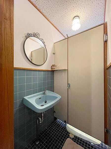 洗浄付き便座が魅力的なトイレです♪毎日使用する場所だからこそ、いつも清潔な空間であって頂けるよう配慮しました。窓で換気はばっちり、デザインもシンプルで清潔感が漂います。