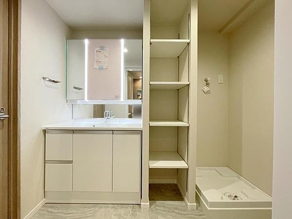 明るく清潔感のある色調で纏められた洗面室は、機能性に富んだ三面鏡の洗面台と採光窓が特徴です♪通気性もよく、洗濯機置場も完備し、家事の動線も配慮されたデザインになっております。