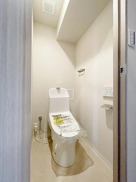 洗浄付き便座が魅力的なトイレです♪毎日使用する場所だからこそ、いつも清潔な空間であって頂けるよう配慮しました。窓で換気はばっちり、デザインもシンプルで清潔感が漂います。