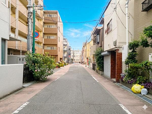 前面道路が広く、車の出し入れがしやすいカースペースです☆通勤や家族の送迎など、毎日の生活にマイカーが欠かせない方にとって駐車場は大事な条件。お出かけやお買い物の際の搬入出もらくらくです。