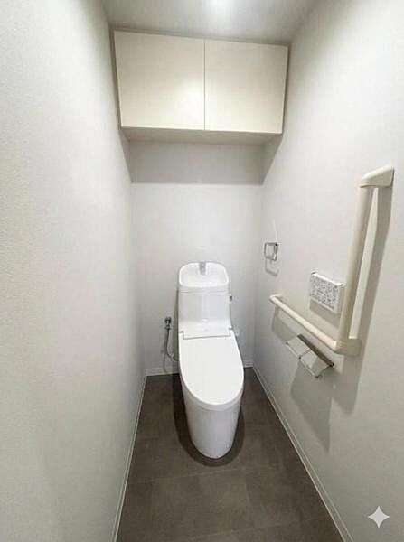 洗浄付き便座が魅力的なトイレです♪毎日使用する場所だからこそ、いつも清潔な空間であって頂けるよう配慮しました。デザインもシンプルで清潔感が漂います。