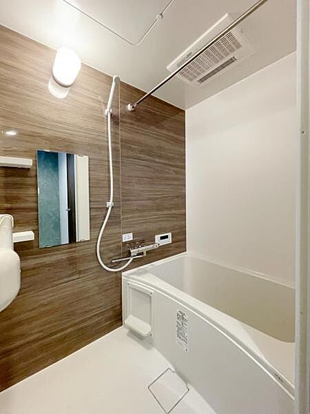 シックで落ち着きのあるカラーが魅力的なバスルームです。この空間で1日の疲れを癒やしていただきたいという思いが込められています♪毎日のバスタイムを少しでも特別な時間に。機能性もデザイン性もばっちりです。