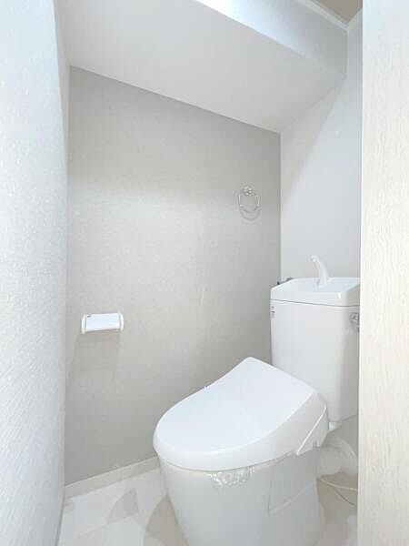 洗浄付き便座が魅力的なトイレです♪毎日使用する場所だからこそ、いつも清潔な空間であって頂けるよう配慮しました。窓で換気はばっちり、デザインもシンプルで清潔感が漂います。
