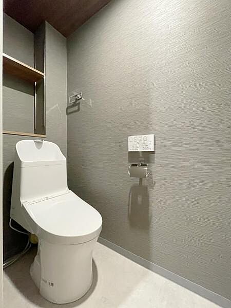 洗浄付き便座が魅力的なトイレです♪毎日使用する場所だからこそ、いつも清潔な空間であって頂けるよう配慮しました。窓で換気はばっちり、デザインもシンプルで清潔感が漂います。