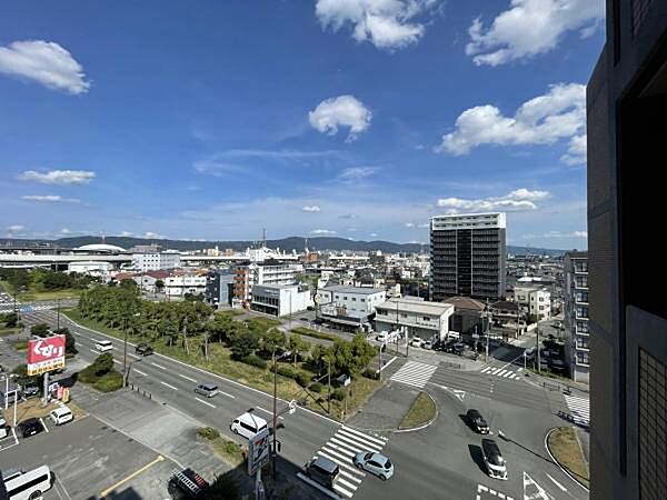 自然溢れる美しい街並みを見渡せます♪緑豊かな景色は心を自然とおだやかにします。夕日も綺麗に見えるので、毎日のちょっとした幸せな時間になりそうですね☆外の空気を吸って一息、も日課になりそうです。