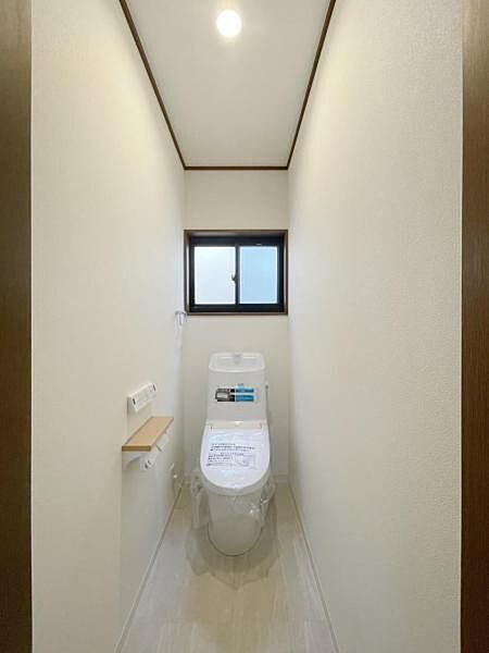 小窓を設置する事により明るく、通気性の良いトイレとなっております♪採光もいいのでなんだかほっと落ち着くような空間です。ゆったりとお使い頂けます。生活に欠かせないお手洗いを、少し特別な空間に。