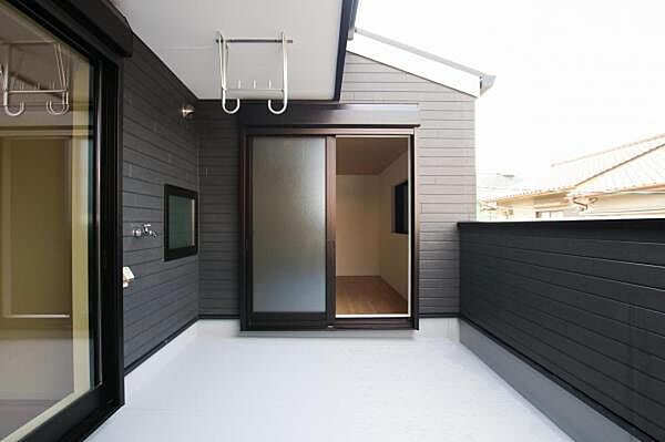 日当たり良好のルーフバルコニー　屋根があれば急な雨でも安心ですね。洗濯物を干したりだけでなく、お食事をしたり、お子様の遊び場に…アウトドアリビングとしても大活躍間違いなしですね♪（同仕様写真）