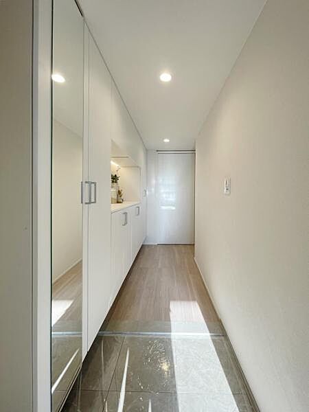 上質感漂う玄関です♪居住者の帰り、訪れる方を優しく迎える・安らぎに満ちた生活空間を予感させるようなその佇まいが魅力的ですね。「行ってらっしゃい」「おかえりなさい」が溢れるような明るい空間です☆