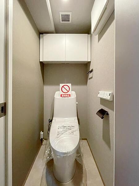 白を基調とした、シンプルながらも落ち着くデザイン。洗浄付き温水便座で機能性も兼ね備えています♪毎日に欠かせないお手洗いだからこそ、ほっと落ち着く空間としての機能を重視しています。