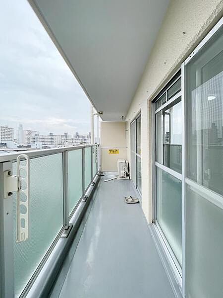 朝の澄んだ空気や、夕方に吹く清々しい風を五感で感じられるバルコニーです♪住まいの中でも本当の自然を感じられるスペースは、日常の中でも大切にしたいものです。四季の移ろいを感じられる心地の良い空間です。