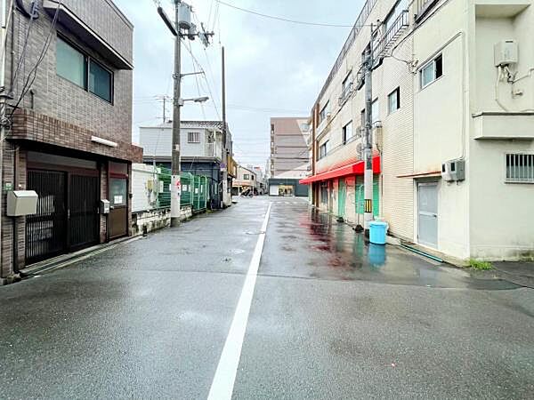 前面道路が広く、車の出し入れがしやすいカースペースです☆通勤や家族の送迎など、毎日の生活にマイカーが欠かせない方にとって駐車場は大事な条件。お出かけやお買い物の際の搬入出もらくらくです。