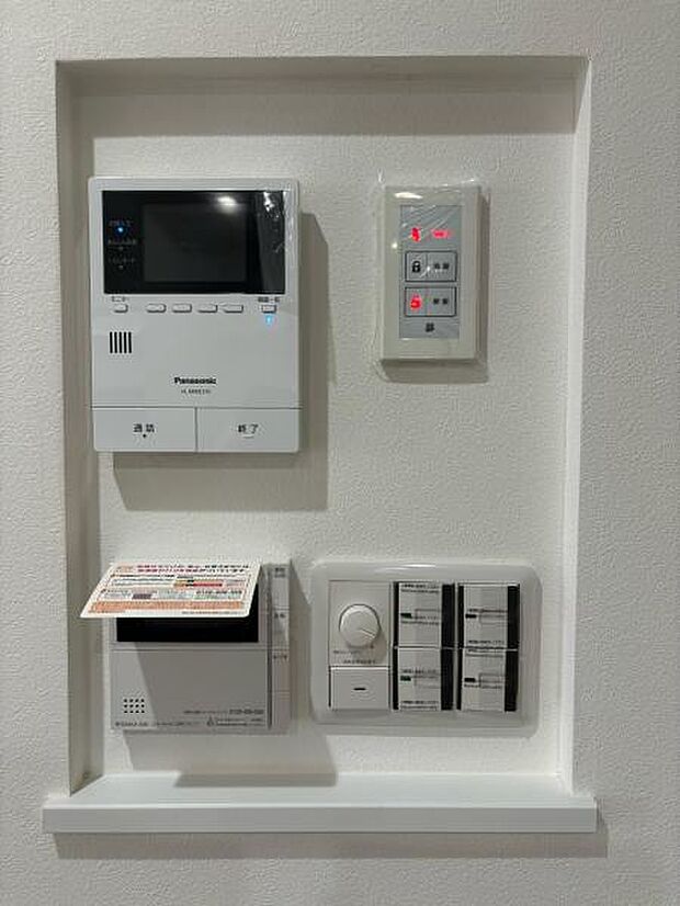 かさばりがちなテレビモニーターやリモコン関係をニッチに納めることでスッキリしたおしゃれな空間に変わります♪(同仕様写真)