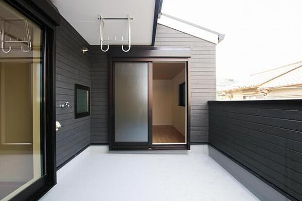 日当たり良好のルーフバルコニー 屋根があれば急な雨でも安心ですね。洗濯物を干したりだけでなく、お食事をしたり、お子様の遊び場に…アウトドアリビングとしても大活躍間違いなしですね♪(同仕様写真)