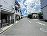 外観：前面道路が広く、車の出し入れがしやすいカースペースです☆通勤や家族の送迎など、毎日の生活にマイカーが欠かせない方にとって駐車場は大事な条件。お出かけやお買い物の際の搬入出もらくらくです。