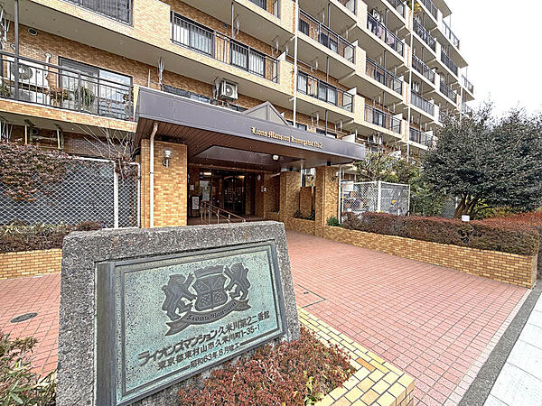 ～ライオンズマンション久米川第２二番館～南西角住戸・専用庭付きの物件により、開放的で通風良好！落ち着いた住環境での暮らしを堪能できます。
