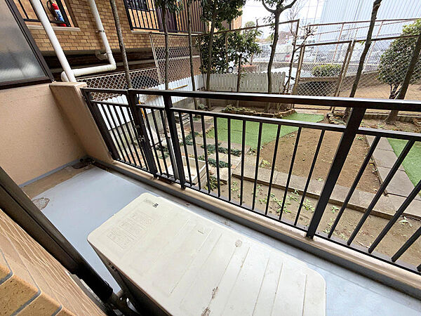 【Balcony】南西向きのバルコニー。日中の太陽光を取り入れやすいため、部屋が暖かくなり、暖房の使用が減る可能性があります。エネルギー効率が向上することで、光熱費の節約にもなります。