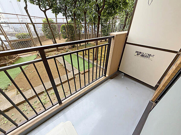 【Balcony】南西向きのバルコニー。日中の太陽光を取り入れやすいため、部屋が暖かくなり、暖房の使用が減る可能性があります。エネルギー効率が向上することで、光熱費の節約にもなります。