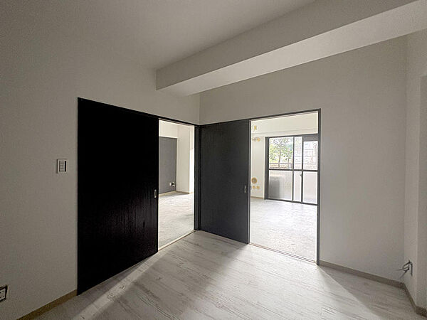 【Room】LDK横にある居室の引き戸を開けておくことで開放的な空間を創ります！
