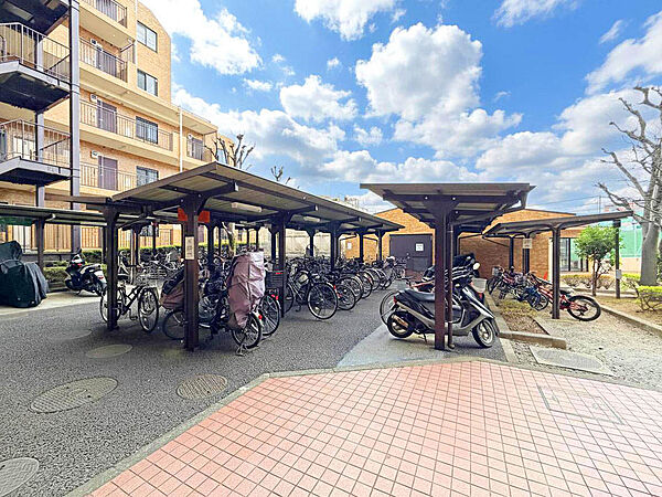 【駐輪場】スーパー徒歩5分、コンビニ徒歩2分圏内にあり、日々のお買い物や休日のまとめ買いなども行き来しやすい距離で便利な住環境です。