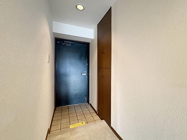 【Entrance】～リフォーム前写真～シューズボックスが備わっており、収納をうまく活用することで、玄関内をスッキリと見せてくれます。