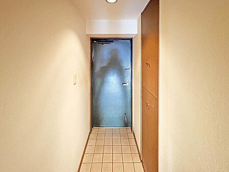 【Entrance】〜リフォーム前写真〜シューズボックスが備わっており、収納をうまく活用することで、玄関内をスッキリと見せてくれます。