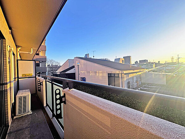 【Balcony】南向きバルコニーで、日中の太陽光を取り入れやすいため、部屋が暖かくなり、暖房の使用が減る可能性があります。エネルギー効率が向上することで、光熱費の節約にもなります。