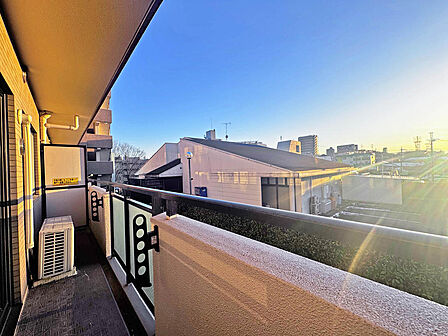 【Balcony】南向きバルコニーで、日中の太陽光を取り入れやすいため、部屋が暖かくなり、暖房の使用が減る可能性があります。エネルギー効率が向上することで、光熱費の節約にもなります。