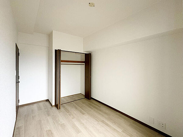 【Room：5.2帖】クローゼットが完備された居室。洋服や普段使わないようなものを置いておけるので、居室を広くキレイに利用可能にしてくれます。