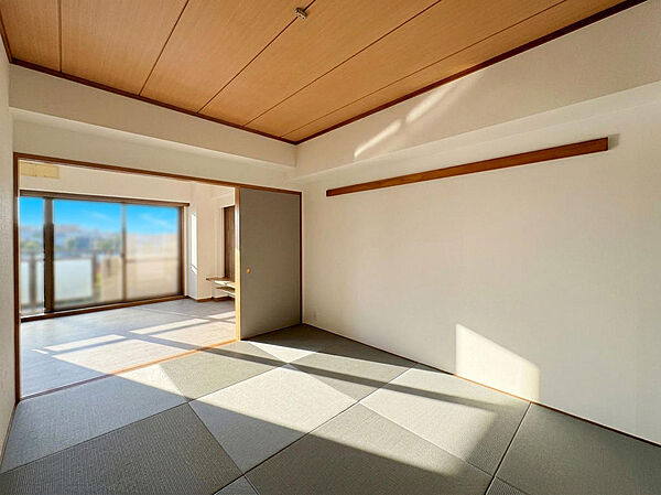 【Japanese Room：6帖】心安らぐ和室。リビング横にあり、扉を開けておくことで開放的な空間を創ります。