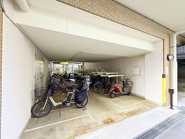 【自転車・バイク置き場】自転車：200～300円/月バイク：500～2000円/月