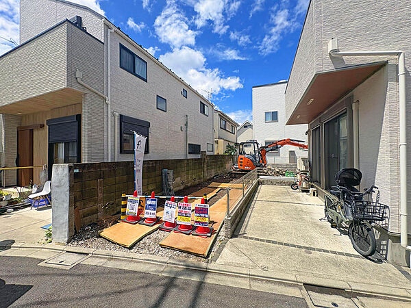 【外観：8月中旬撮影】JR中央線・総武線・東京メトロ東西線「中野」駅まで徒歩14分、西武新宿線「沼袋」駅徒歩9分で利用可能な好立地。都会にありながらも周囲は静穏で戸建て住宅が建ち並ぶ落ち着いた街並み。