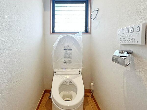 【Toilet】センサーでフタが自動開閉するため、手を触れずに使用でき衛生的。毎日を快適にサポートするうれしい設備です。