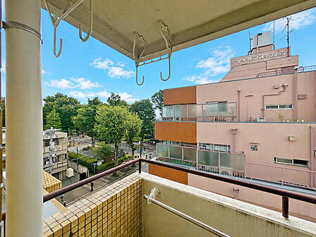 【Balcony】南東向きのバルコニー。朝からやわらかな陽光が室内を包み、爽やかな一日のスタートを演出します。