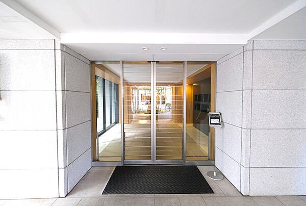 【Entrance】オートロックシステム・防犯カメラで安心な住戸！