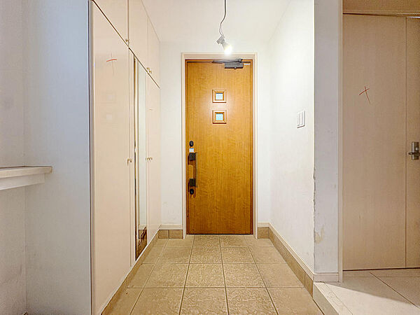 【Entrance：リフォーム前写真】シューズボックスが備わった玄関。家族の靴をすっきり収納でき、いつでも整った印象を保ちやすい、使い勝手の良い玄関スペースです。
