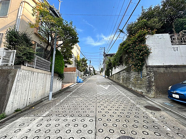 【前面道路】スーパー徒歩3分、コンビニ徒歩2分で利用可能！日々のお買い物や休日のまとめ買いなども行き来しやすい距離で便利な住環境です。