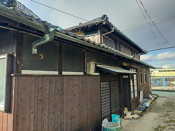 南東からです。玄関です。