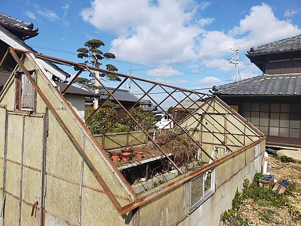 修理が必要ですが、温室もあります。