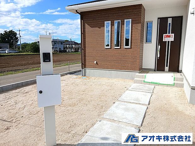 玄関ポーチからポストまでの動線を土間で仕上げております。