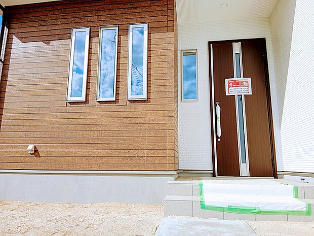 南側玄関で一日中明るく快適です♪