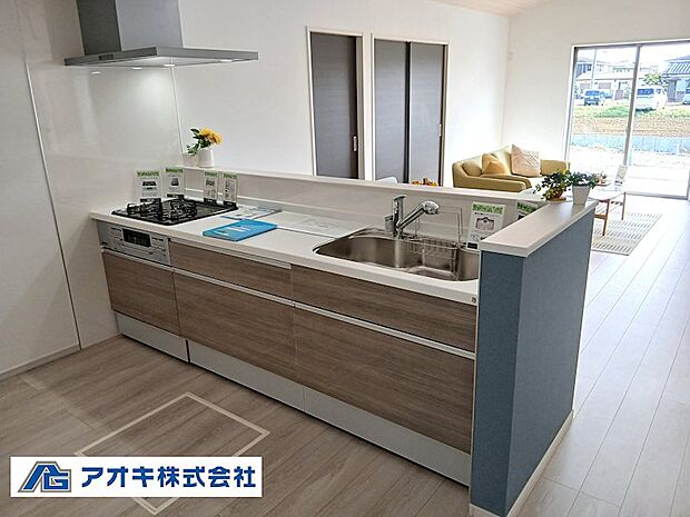 キッチンからリビングが確認できる対面式システムキッチン