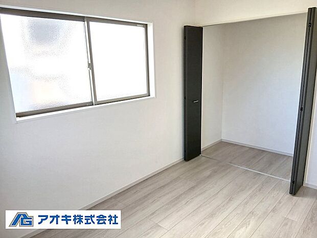 各部屋にクローゼットを設置しております。（ハンガーパイプ＋枕棚は別途になります）