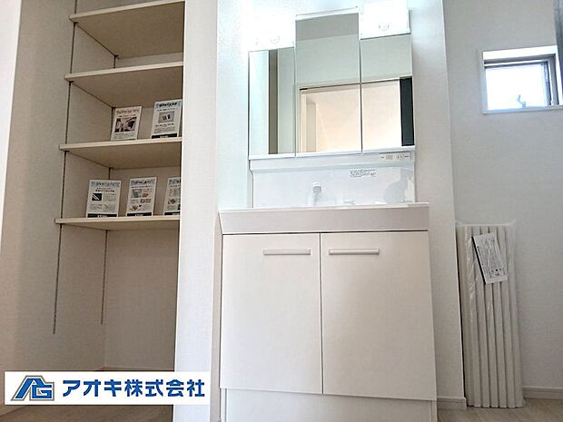 ミラー扉の内側がすべて収納スペースになっています。