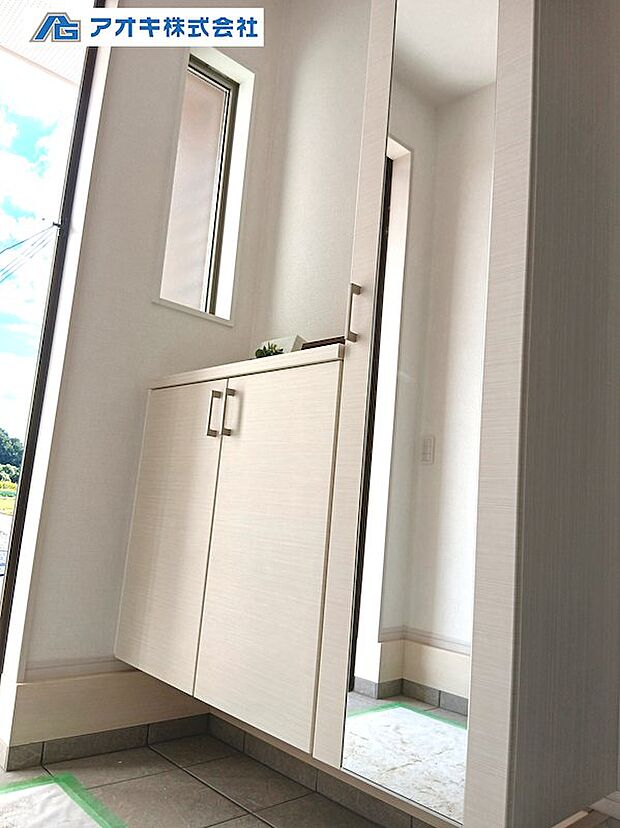 シューズクロークに鏡を設置しました♪朝の身支度もここでバッチリですね♪