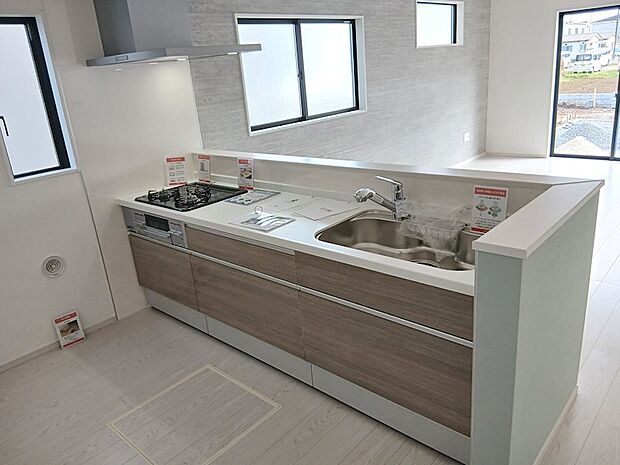 キッチンからリビングが確認できる対面式システムキッチン