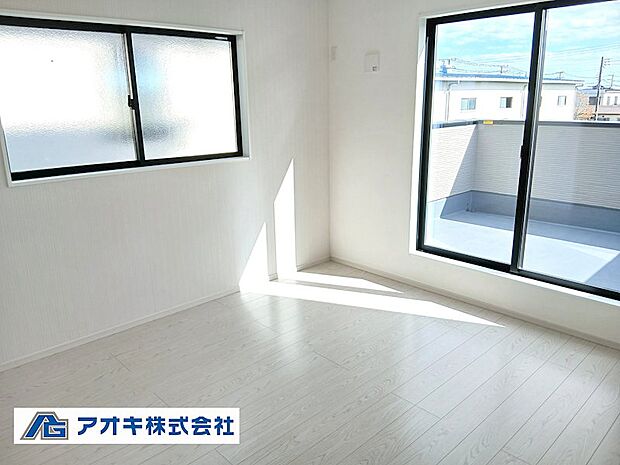 10.2帖の広々寝室。ご家族やご夫婦でご活用されても丁度いい広々間取りです。