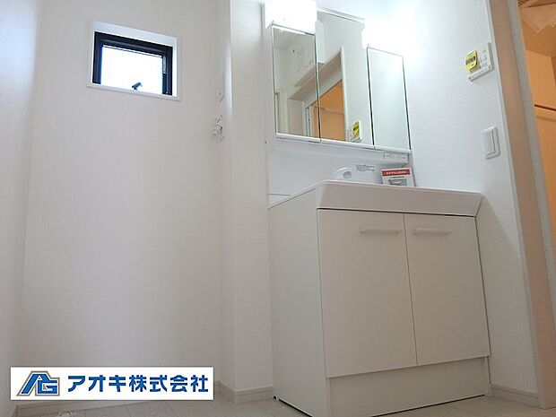 ミラー扉の内側がすべて収納スペースになっています。