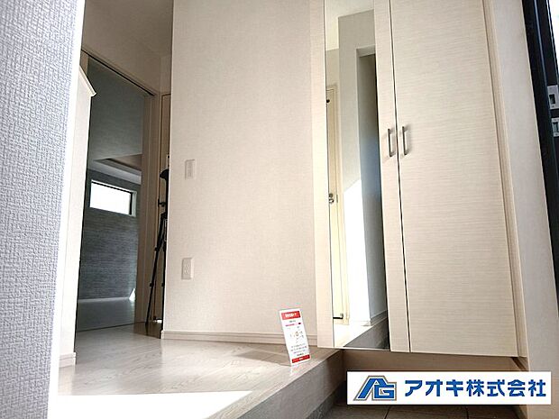 シューズクロークに鏡を設置しました♪朝の身支度もここでバッチリですね♪